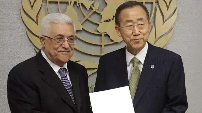 הנשיא אבו מאזן, נותן מכתב המבקש הכרה של פלסטין כמדינה אל מזכ"ל באן קי מון, ספטמבר 2011 הנשיא אבו מאזן, נותן מכתב המבקש הכרה של פלסטין כמדינה אל מזכ"ל באן קי מון, ספטמבר 2011