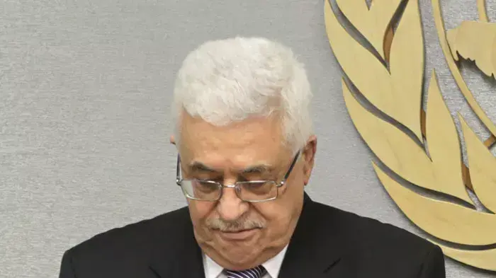 יו"ר הרשות הפלסטינית אבו מאזן מסתכל על מכתב המבקש הכרה של פלסטין כמדינה לפני שהיא ניתנת באן למזכ"ל האו"ם באן קי מון, ספטמבר 2011 יו"ר הרשות הפלסטינית אבו מאזן מסתכל על מכתב המבקש הכרה של פלסטין כמדינה לפני שהיא ניתנת באן למזכ"ל האו"ם באן קי מון, ספטמבר 2011
