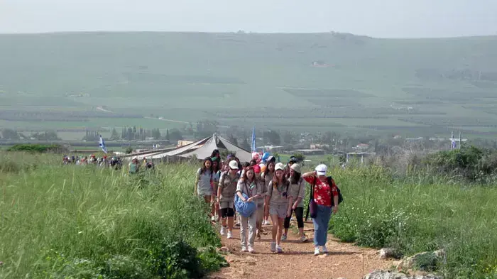 אנשים מטיילים בגולן אנשים מטיילים בגולן
