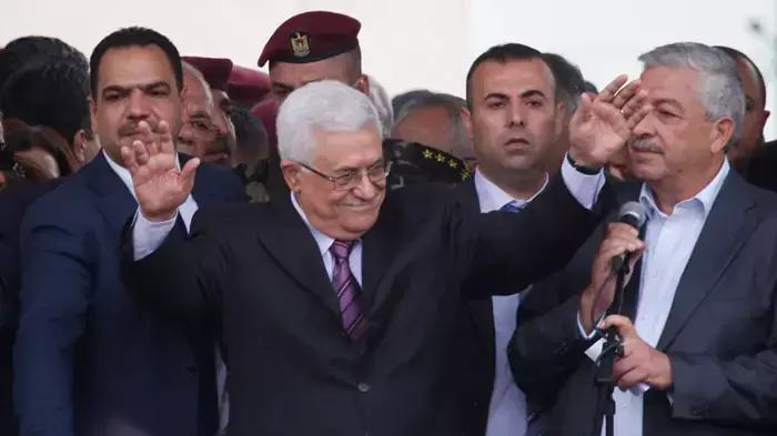 אבו מאזן חזר לרמאללה אחרי נאומו באו"ם, ספטמבר 2011 אבו מאזן חזר לרמאללה אחרי נאומו באו"ם, ספטמבר 2011