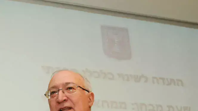עמנואל טרכטנברג במסיבת עיתונאים לאחר הגשת הדוח לבנימין נתניהו ראש הממשלה, ספטמבר 2011 עמנואל טרכטנברג במסיבת עיתונאים לאחר הגשת הדוח לבנימין נתניהו ראש הממשלה, ספטמבר 2011