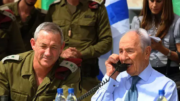 הרמטכל בני גנץ ונשיא המדינה שמעון פרס בסיור, ספטמבר 2011 הרמטכל בני גנץ ונשיא המדינה שמעון פרס בסיור, ספטמבר 2011