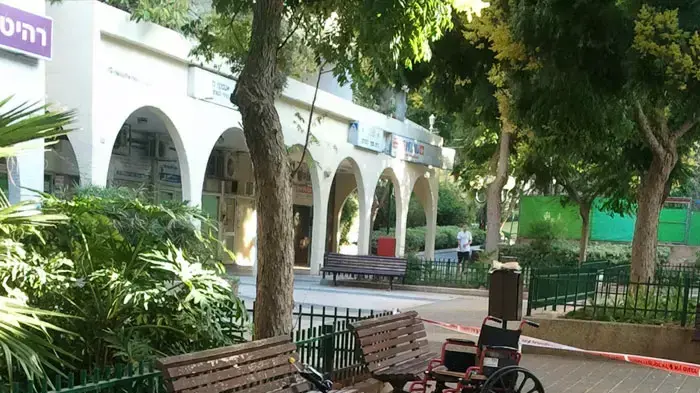חסר בית נמצא ללא רוח חיים במאהל המחאה בכפר סבא, ספטמבר 2011 חסר בית נמצא ללא רוח חיים במאהל המחאה בכפר סבא, ספטמבר 2011