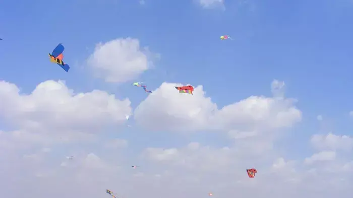 מטיילים מעיפים עפיפונים בגן הלאומי בבית גוברין מטיילים מעיפים עפיפונים בגן הלאומי בבית גוברין