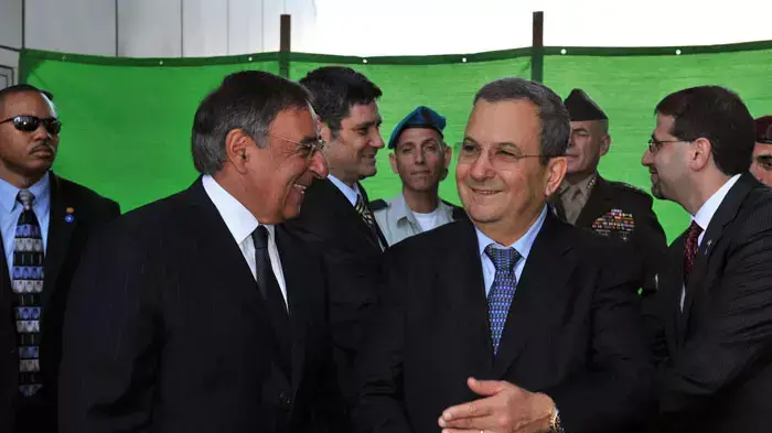 מזכיר ההגנה האמריקאי, לאון פנטה ושר הביטחון אהוד ברק במשרד הביטחון, תל אביב. אוקטובר 2011. מזכיר ההגנה האמריקאי, לאון פנטה ושר הביטחון אהוד ברק במשרד הביטחון, תל אביב. אוקטובר 2011.