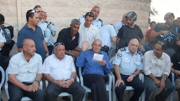 יצחק אהרונוביץ' בסיור בטובא זנגריה לאחר שריפת המסגדים, ספטמבר 2011 יצחק אהרונוביץ' בסיור בטובא זנגריה לאחר שריפת המסגדים, ספטמבר 2011