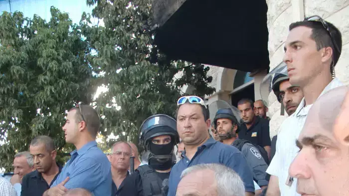 יצחק אהרונוביץ' בסיור בטובא זנגריה לאחר שריפת המסגדים, ספטמבר 2011 יצחק אהרונוביץ' בסיור בטובא זנגריה לאחר שריפת המסגדים, ספטמבר 2011