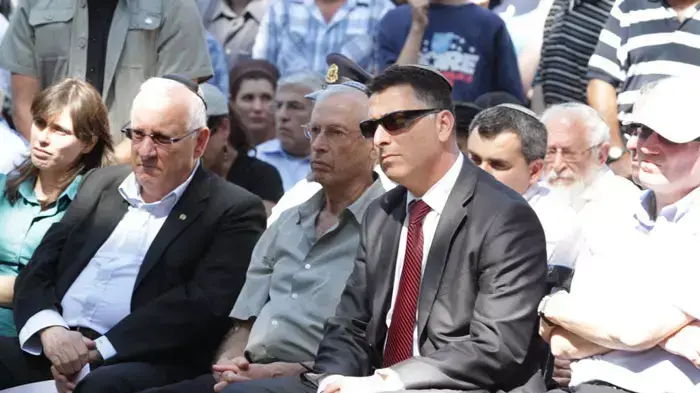 ראובן ריבלין וגדעון סער בהלוויתו של חנן פורת, אוקטובר 2011 ראובן ריבלין וגדעון סער בהלוויתו של חנן פורת, אוקטובר 2011