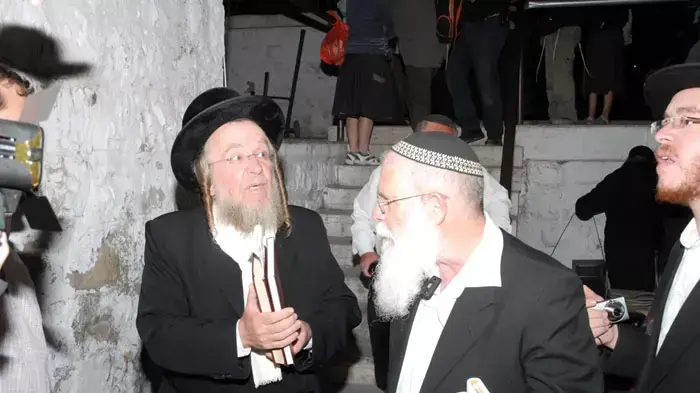 מתפללים יהודים טוענים שצלב קרס רוסס בקבר יוסף מתפללים יהודים טוענים שצלב קרס רוסס בקבר יוסף