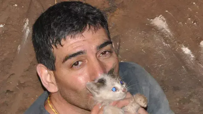 אבי קוזי, מציל ומחלץ חיות, עם גור חתול אבי קוזי, מציל ומחלץ חיות, עם גור חתול