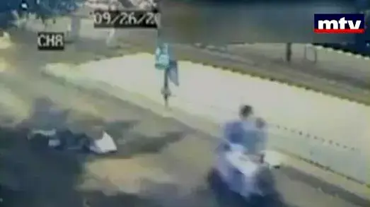 אישה לבנונית שנגררה אחרי שני רוכבי אופנוע שחטפו את ארנקה, ביירות, 2011 אישה לבנונית שנגררה אחרי שני רוכבי אופנוע שחטפו את ארנקה, ביירות, 2011