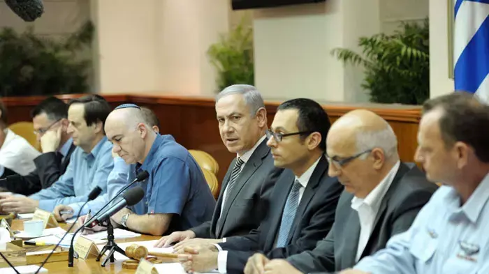ראש הממשלה בנימין נתניהו בפתח ישיבת הממשלה בנושא שיחרור גלעד שליט, אוקטובר 2011. ראש הממשלה בנימין נתניהו בפתח ישיבת הממשלה בנושא שיחרור גלעד שליט, אוקטובר 2011.