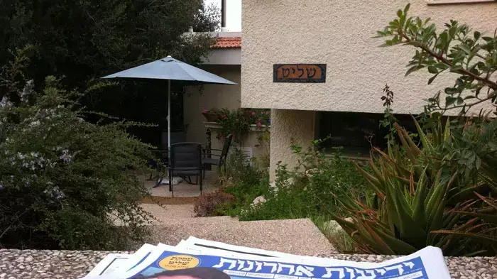 בית משפחת שליט במצפה הילה יום לאחר שאושרה על ידי הממשלה העסקה לשחרור גלעד שליט, אוקטובר 2011 בית משפחת שליט במצפה הילה יום לאחר שאושרה על ידי הממשלה העסקה לשחרור גלעד שליט, אוקטובר 2011