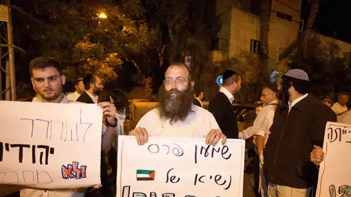 הפגנות מול בית הנשיא ומול ביתו של שר המשפטים נאמן אוקטובר, 2011 הפגנות מול בית הנשיא ומול ביתו של שר המשפטים נאמן אוקטובר, 2011
