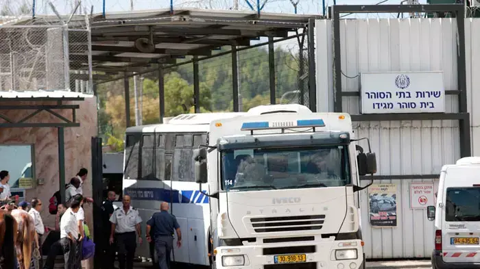 אסירים המשוחררים במסגרת עסקת שליט מובלים מכלא מגידו לקציעות, אוקטובר 2011 אסירים המשוחררים במסגרת עסקת שליט מובלים מכלא מגידו לקציעות, אוקטובר 2011