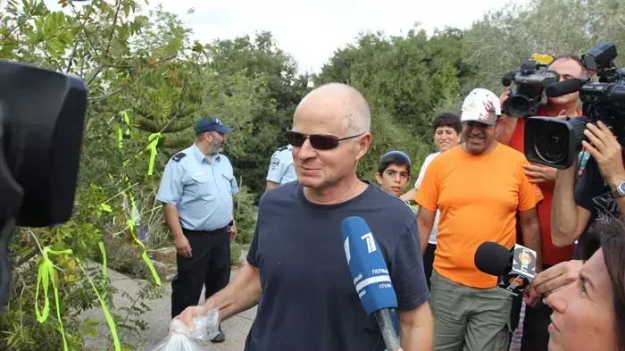 נעם שליט, מחוץ לבית המשפחה במצפה הילה, מחכים לבואו של גלעד שליט, אוקטובר 2011 נעם שליט, מחוץ לבית המשפחה במצפה הילה, מחכים לבואו של גלעד שליט, אוקטובר 2011