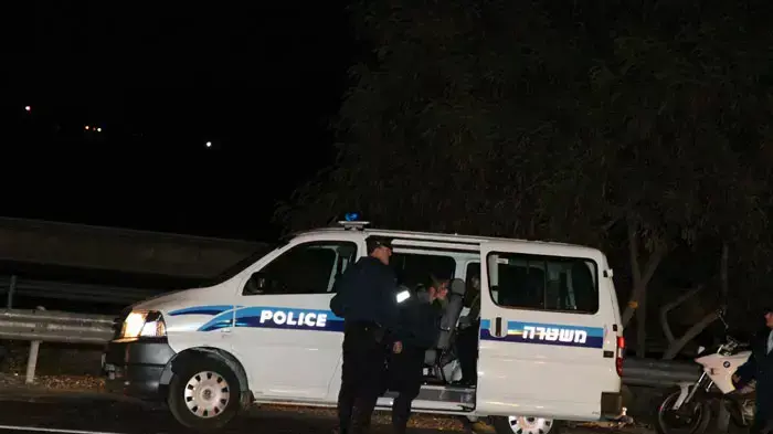 פעילי ימין נעצרים בכלא השרון לאחר שבאו למחות על שחרור אסירים במסגרת עסקת גלעד שליט פעילי ימין נעצרים בכלא השרון לאחר שבאו למחות על שחרור אסירים במסגרת עסקת גלעד שליט