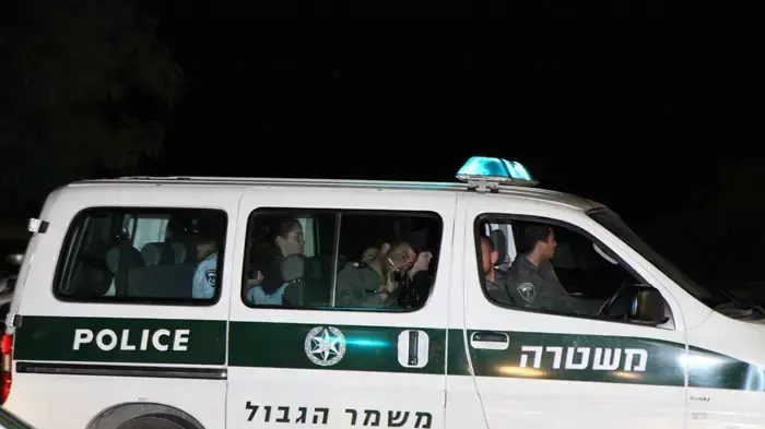 פעילי ימין נעצרים בכלא השרון לאחר שבאו למחות על שחרור אסירים במסגרת עסקת גלעד שליט פעילי ימין נעצרים בכלא השרון לאחר שבאו למחות על שחרור אסירים במסגרת עסקת גלעד שליט