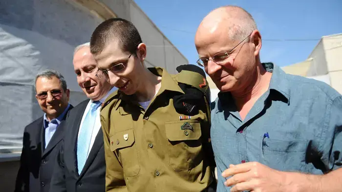 גלעד שליט עם נועם שליט ובנימין נתניהו בבסיס תל נוף, אוקטובר 2011 גלעד שליט עם נועם שליט ובנימין נתניהו בבסיס תל נוף, אוקטובר 2011