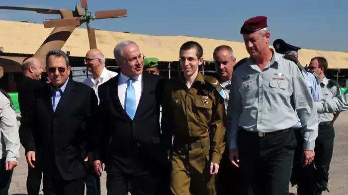 שר הביטחון, אהוד ברק, יחד עם רה"מ, בנימין נתניהו, עם הרמטכ"ל, רא"ל בני גנץ, ועם גלעד שליט, מבסיס חיל האוויר בתל נוף, היום, אוקטובר 2011 שר הביטחון, אהוד ברק, יחד עם רה"מ, בנימין נתניהו, עם הרמטכ"ל, רא"ל בני גנץ, ועם גלעד שליט, מבסיס חיל האוויר בתל נוף, היום, אוקטובר 2011