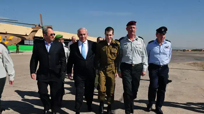 שר הביטחון, אהוד ברק, יחד עם רה"מ, בנימין נתניהו, עם הרמטכ"ל, רא"ל בני גנץ, ועם גלעד שליט, מבסיס חיל האוויר בתל נוף, היום, אוקטובר 2011 שר הביטחון, אהוד ברק, יחד עם רה"מ, בנימין נתניהו, עם הרמטכ"ל, רא"ל בני גנץ, ועם גלעד שליט, מבסיס חיל האוויר בתל נוף, היום, אוקטובר 2011