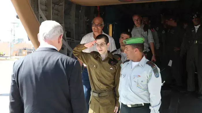 גלעד שליט מצדיע לראש הממשלה בנימין נתניהו עם חזרתו של גלעד, אוקטובר 2011