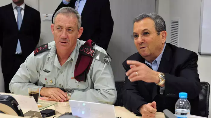 שר הביטחון, אהוד ברק, והרמטכ"ל, בני גנץ לפני חזרתו של גלעד שליט, מהחמ"ל בבסיס חיל האוויר בתל נוף, אוקטובר 2011 שר הביטחון, אהוד ברק, והרמטכ"ל, בני גנץ לפני חזרתו של גלעד שליט, מהחמ"ל בבסיס חיל האוויר בתל נוף, אוקטובר 2011