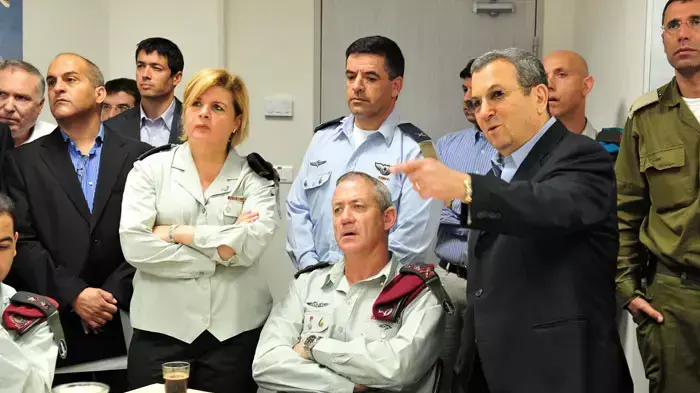 שר הביטחון, אהוד ברק, והרמטכ"ל, בני גנץ לפני חזרתו של גלעד שליט, מהחמ"ל בבסיס חיל האוויר בתל נוף, אוקטובר 2011 שר הביטחון, אהוד ברק, והרמטכ"ל, בני גנץ לפני חזרתו של גלעד שליט, מהחמ"ל בבסיס חיל האוויר בתל נוף, אוקטובר 2011