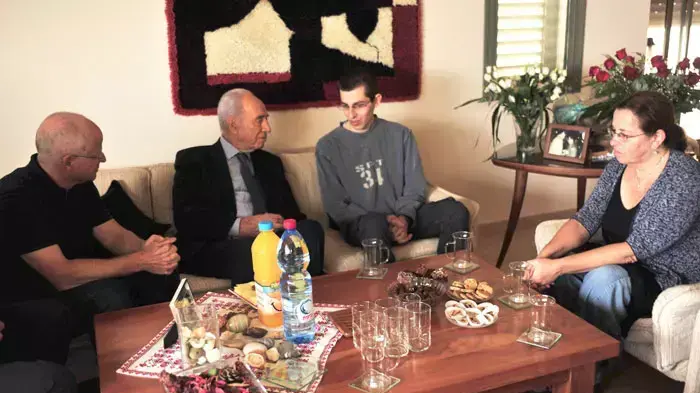 נשיא המדינה, שמעון פרס נפגש עם גלעד שליט ומשפחתו במצפה הילה, אוקטובר 2011 נשיא המדינה, שמעון פרס נפגש עם גלעד שליט ומשפחתו במצפה הילה, אוקטובר 2011
