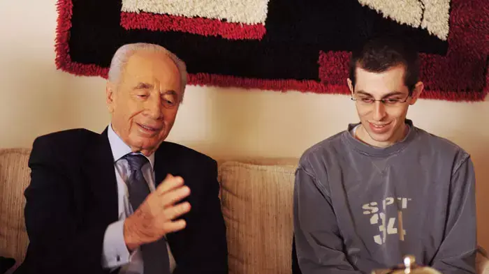 נשיא המדינה, שמעון פרס נפגש עם גלעד שליט ומשפחתו במצפה הילה, אוקטובר 2011 נשיא המדינה, שמעון פרס נפגש עם גלעד שליט ומשפחתו במצפה הילה, אוקטובר 2011