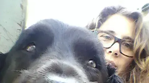 הצלמת דפנה טלמון והכלבה נינה הצלמת דפנה טלמון והכלבה נינה