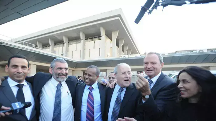 החיבוק הגדול של חברי הכנסת מחוץ לכנסת , אוקטובר 2011 החיבוק הגדול של חברי הכנסת מחוץ לכנסת , אוקטובר 2011