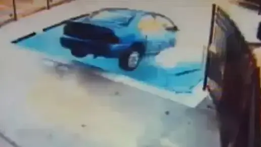מתוך סרטון מצלמת אבטחה המתעד מכונית נוסעת אל תוך בריכה, אוסטין, טקסס, נובמבר 2011 מתוך סרטון מצלמת אבטחה המתעד מכונית נוסעת אל תוך בריכה, אוסטין, טקסס, נובמבר 2011