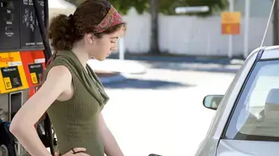 בחורה בתחנת דלק בחורה בתחנת דלק