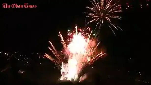 מופע זיקוקי די-נור בעיירה אובאן, סקוטלנד, בו התפצצו בגלל תקלה בבת אחת כל הזיקוקים מופע זיקוקי די-נור בעיירה אובאן, סקוטלנד, בו התפצצו בגלל תקלה בבת אחת כל הזיקוקים