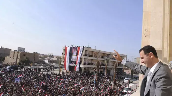 נשיא סוריה בשאר אסד בביקור בעיר רקה, 6 בנובמבר 2011 נשיא סוריה בשאר אסד בביקור בעיר רקה, 6 בנובמבר 2011