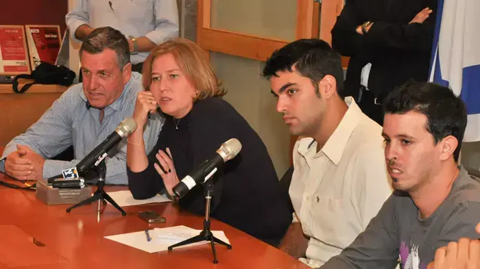 יו"ר האופוזיציה, ציפי לבני, במפגש עם סטודנטים בעמק יזרעאל. יו"ר האופוזיציה, ציפי לבני, במפגש עם סטודנטים בעמק יזרעאל.