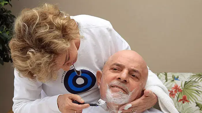 נשיא ברזיל לואיז אינסיו לולה דה סילבה מגלח את שיערו בזקנה לקראת טיפול כימותרפי נשיא ברזיל לואיז אינסיו לולה דה סילבה מגלח את שיערו בזקנה לקראת טיפול כימותרפי