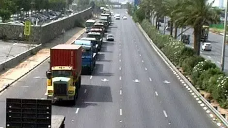 שביתת משאיות בכביש איילון שביתת משאיות בכביש איילון