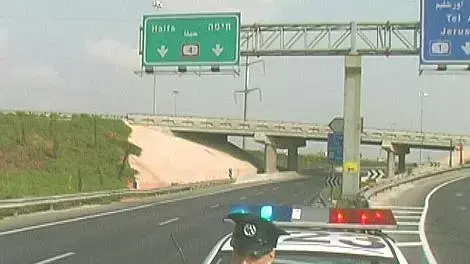 שוטרת מאבטחת את שביתת המשאיות