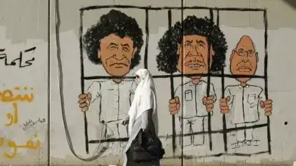 גרפיטי בטריפולי של מנהיגי לוב מאחורי הסורגים גרפיטי בטריפולי של מנהיגי לוב מאחורי הסורגים