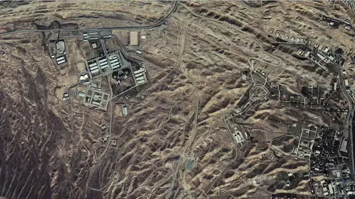 צילום לוויין שפורסם באתר מכון ISIS האמריקאי, בו נראה בסיסי פיתוח הנשק הגרעיני ליד העיר פרצ'ין, אירן צילום לוויין שפורסם באתר מכון ISIS האמריקאי, בו נראה בסיסי פיתוח הנשק הגרעיני ליד העיר פרצ'ין, אירן