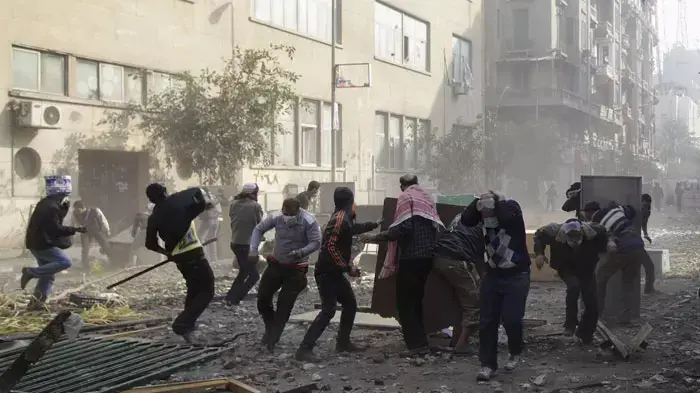 מפגינים מתעמתים עם כוחות הביטחון בכיכר תחריר, קהיר, נמצרים, 23 בנובמבר 2011 מפגינים מתעמתים עם כוחות הביטחון בכיכר תחריר, קהיר, נמצרים, 23 בנובמבר 2011