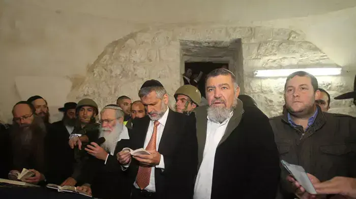 שר הפנים אלי ישי התפלל בקבר יוסף בשכם שר הפנים אלי ישי התפלל בקבר יוסף בשכם