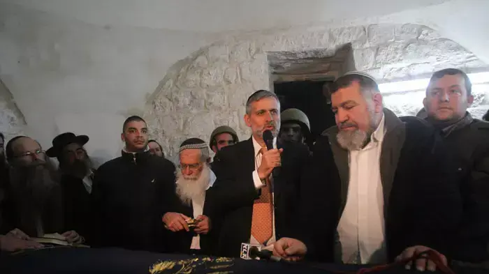 שר הפנים אלי ישי התפלל בקבר יוסף בשכם שר הפנים אלי ישי התפלל בקבר יוסף בשכם