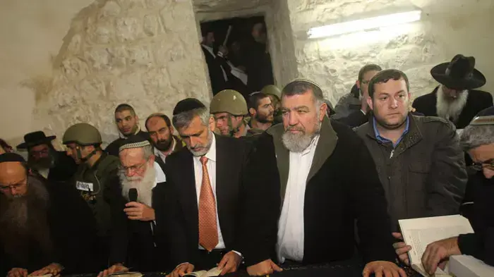 שר הפנים אלי ישי התפלל בקבר יוסף בשכם שר הפנים אלי ישי התפלל בקבר יוסף בשכם