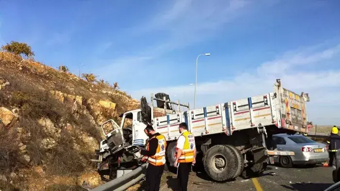 תאונת דרכים בין משאית לטנדר בגוש עציון, נובמבר 2011 תאונת דרכים בין משאית לטנדר בגוש עציון, נובמבר 2011