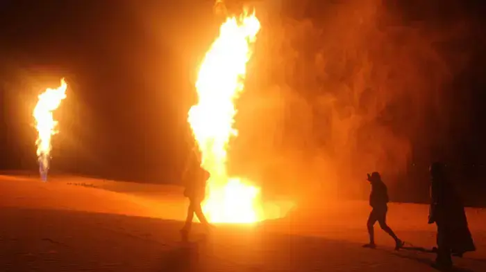 תושבים בחצי האי סיני מביטים בלהבות העולות מהצינור המוביל גז לישראל ולירדן, אחרי שאלמונים חיבלו בו. אל-עריש, נובמבר, 2011 תושבים בחצי האי סיני מביטים בלהבות העולות מהצינור המוביל גז לישראל ולירדן, אחרי שאלמונים חיבלו בו. אל-עריש, נובמבר, 2011