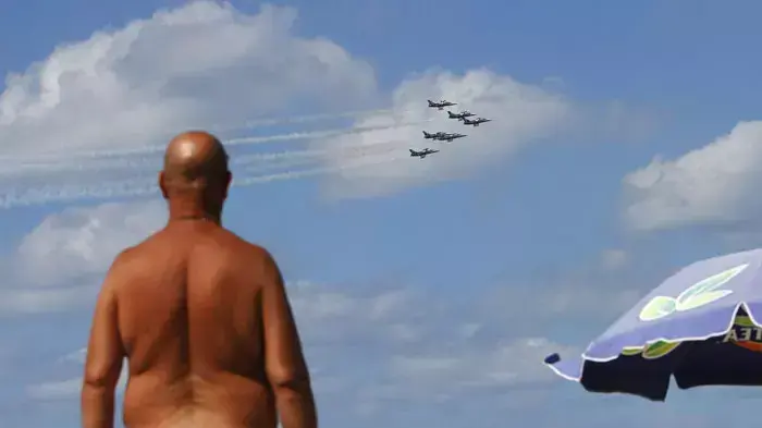 רוחצים בחוף הים בתל אביב מביטים במופע האירובטי של צוות "ברייטלינג". חול המועד סוכות, 2011 רוחצים בחוף הים בתל אביב מביטים במופע האירובטי של צוות "ברייטלינג". חול המועד סוכות, 2011
