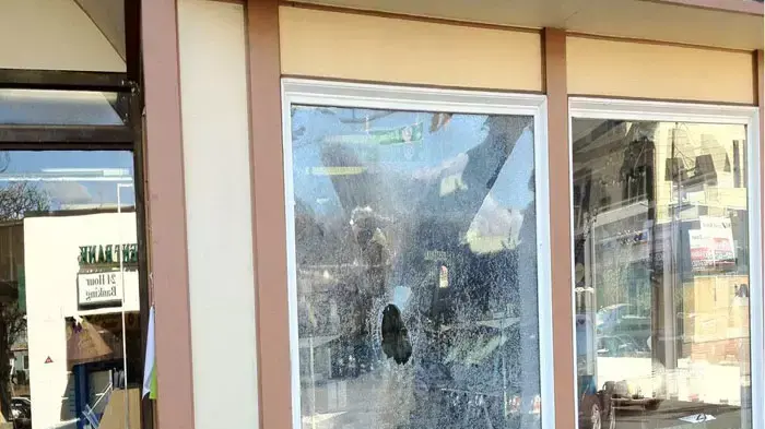 בית עסק יהודי שחלונותיו נופצו בעיירה היילנד פארק, ניו ג'רזי, 20 בנובמבר 2011 בית עסק יהודי שחלונותיו נופצו בעיירה היילנד פארק, ניו ג'רזי, 20 בנובמבר 2011